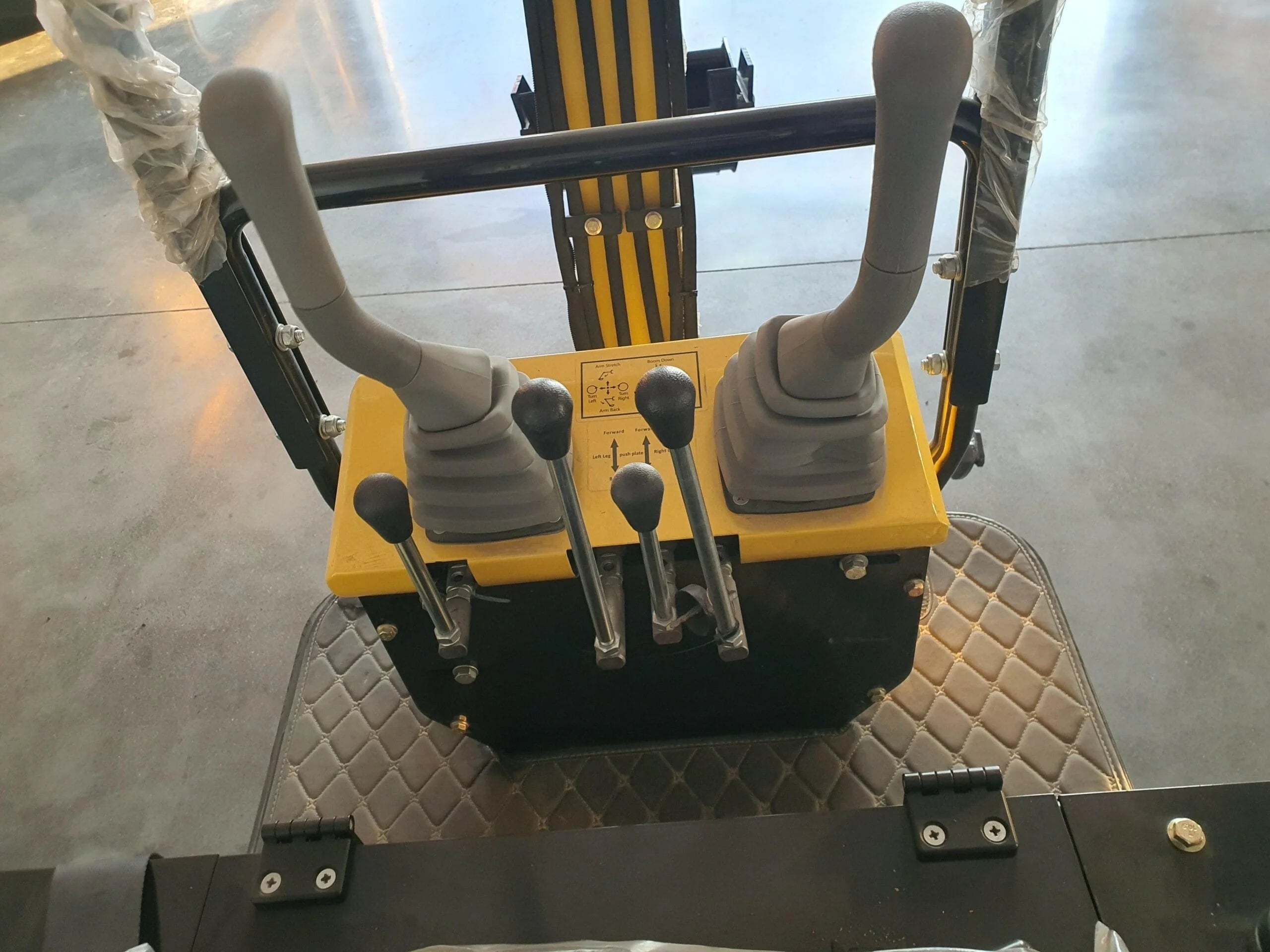 1 Ton, 13.5 HP Gasoline Engine (B&S) Mini Excavator | AGT-H12