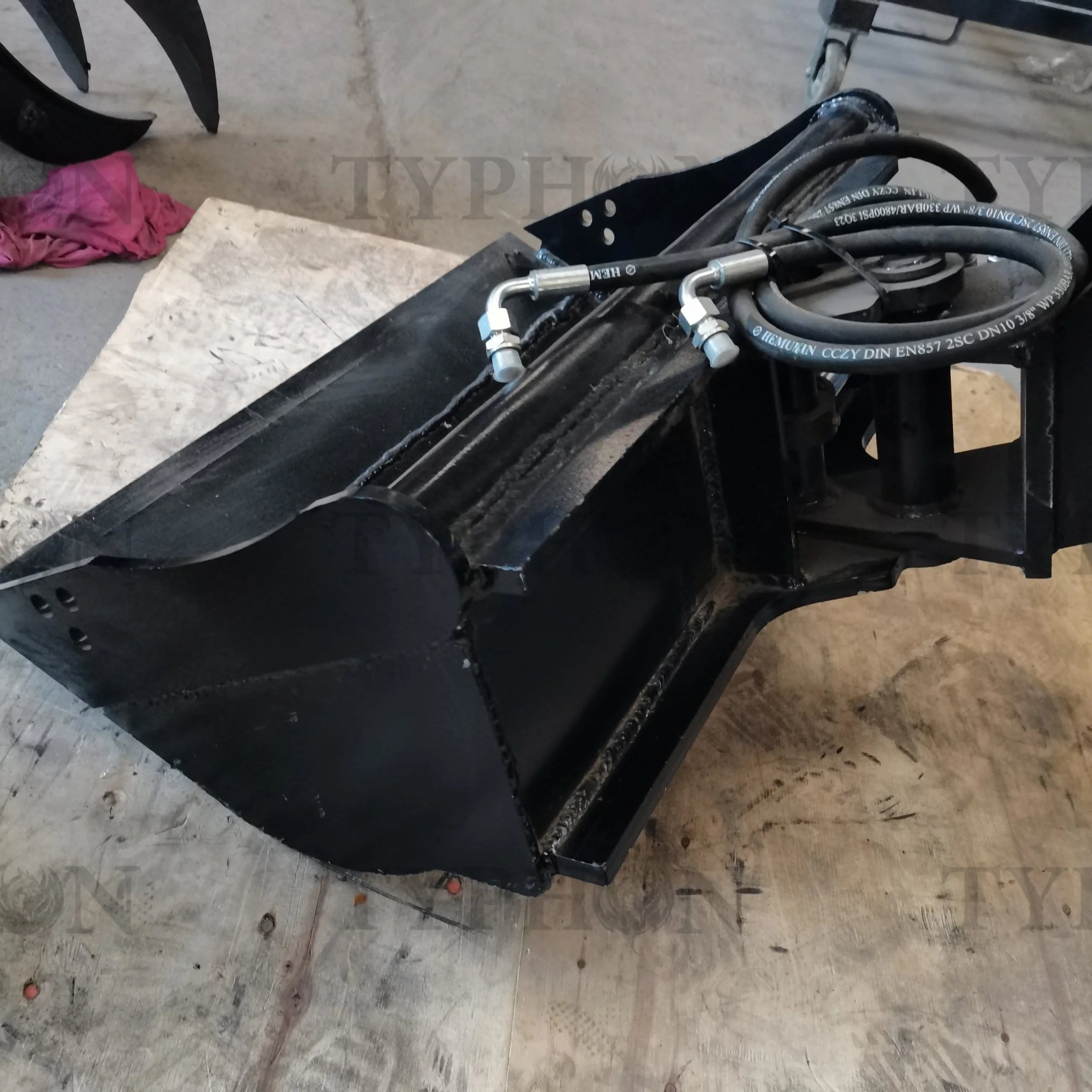 2.5 Ton Excavator Attachment Hydraulic Tilt Bucket 800mm Tilting Bucket 31 inch