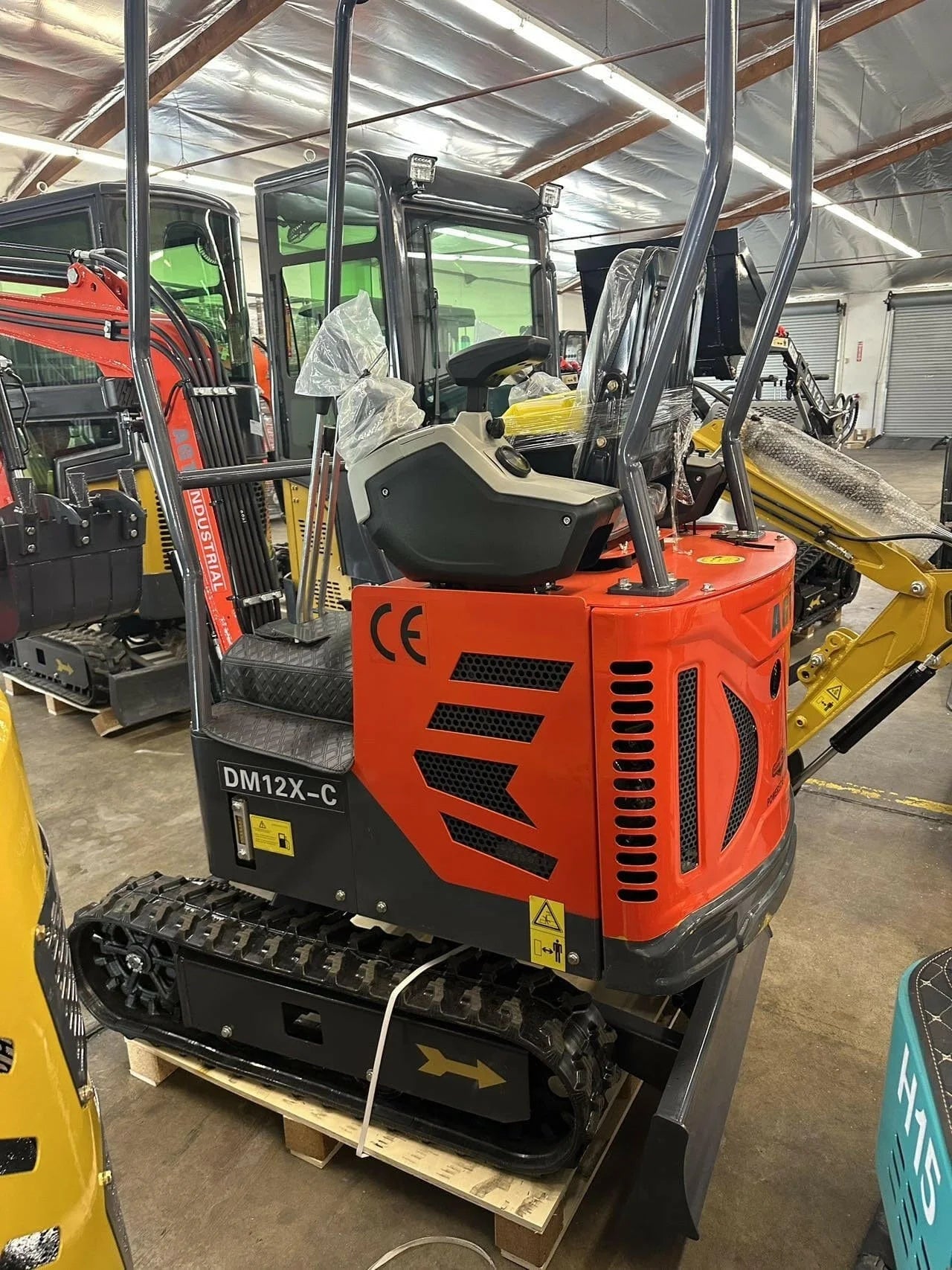 AGT DM12X-C Mini Excavator – Pilot Control, Swing Boom, Hydraulic Thumb by Bidadoo