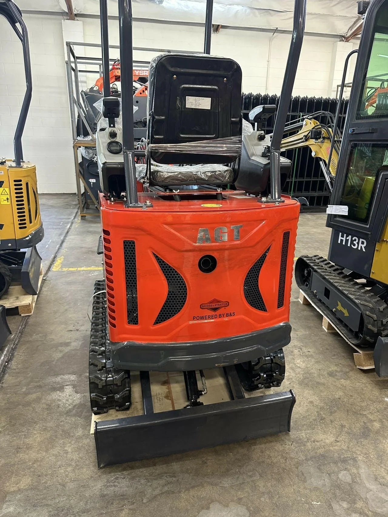 AGT DM12X-C Mini Excavator – Pilot Control, Swing Boom, Hydraulic Thumb by Bidadoo